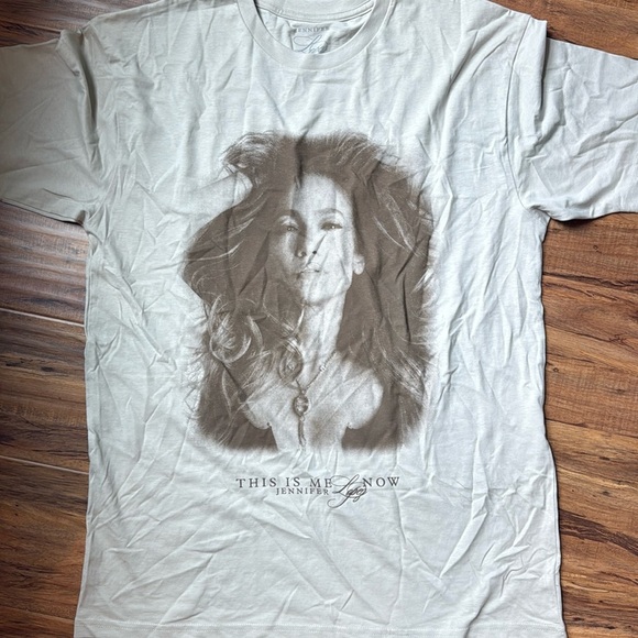 Jennifer Lopez tan Graphic Tee ORIGINAL-JLo Beauty Exclusive 2025 BRAND NEW - Picture 1 of 4